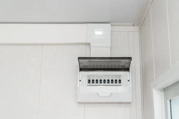 Protector eléctrico de plástico blanco en una pared blanca — Foto de Stock