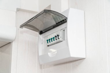 Beyaz duvarda beyaz plastik elektrik koruma