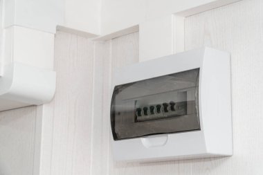 Beyaz duvarda beyaz plastik elektrik koruma