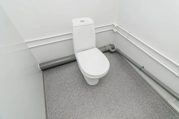 Φωτογραφία από το φωτεινό δημόσιο δωμάτιο τουαλέτας — Φωτογραφία Αρχείου