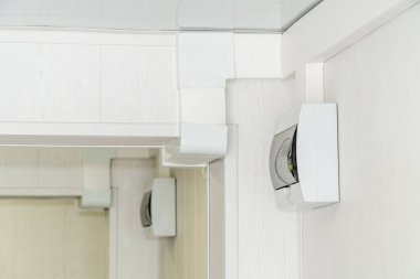 Beyaz duvarda beyaz plastik elektrik koruma