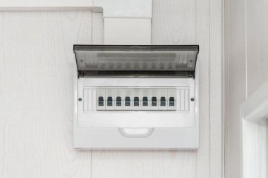 Beyaz duvarda beyaz plastik elektrik koruma