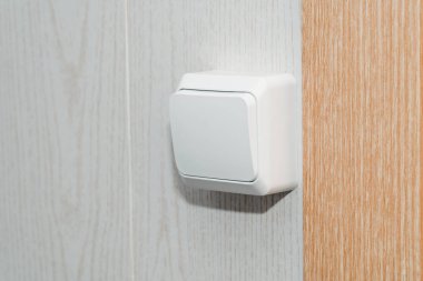 Beyaz elektrik anahtarının fotoğrafı 