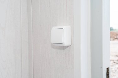 Beyaz elektrik anahtarının fotoğrafı 