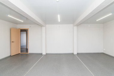 Parlak Aydınlatmalı açık beyaz boş ofis odası
