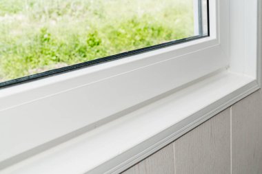 Kurulan yeni beyaz pencere eşik kapalı