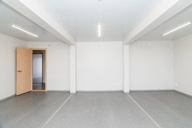 Parlak Aydınlatmalı açık beyaz boş ofis odası