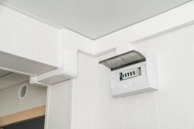 Beyaz duvarda beyaz plastik elektrik koruma