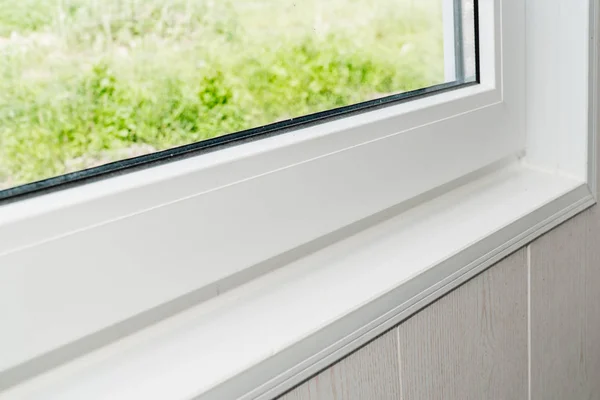 Kurulan yeni beyaz pencere eşik kapalı