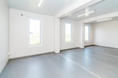 Parlak Aydınlatmalı açık beyaz boş ofis odası