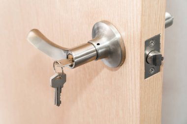 Kolu ile hafif giriş kapısı