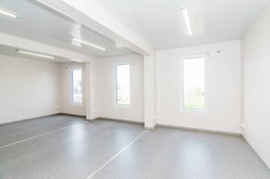 Parlak Aydınlatmalı açık beyaz boş ofis odası
