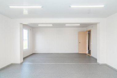 Parlak Aydınlatmalı açık beyaz boş ofis odası