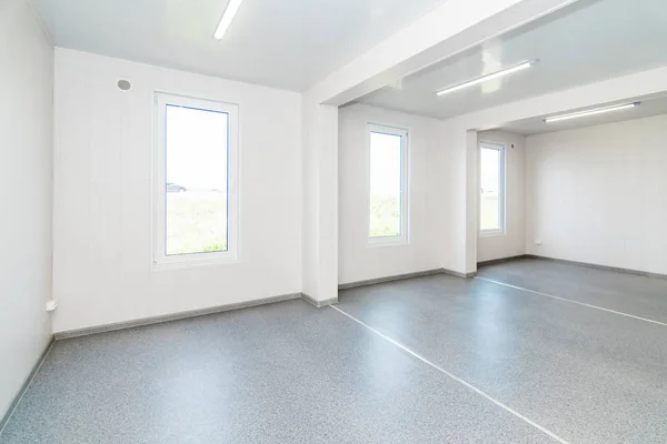 Parlak Aydınlatmalı açık beyaz boş ofis odası