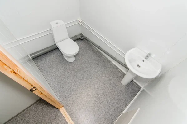 Фото світлої кімнати громадського туалету — стокове фото