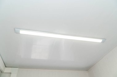 Beyaz metal tavanda parlak avize