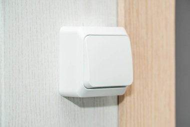 Beyaz elektrik anahtarının fotoğrafı 