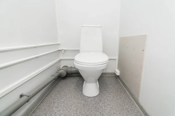 Фотография яркой общественной туалетной комнаты — стоковое фото