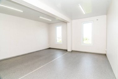 Parlak Aydınlatmalı açık beyaz boş ofis odası