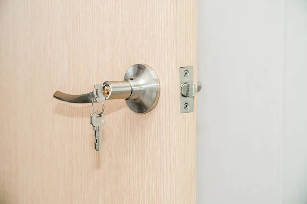 Kolu ile hafif giriş kapısı