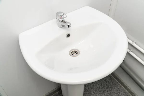 Lavatório limpo branco com o guindaste no banheiro — Fotografia de Stock