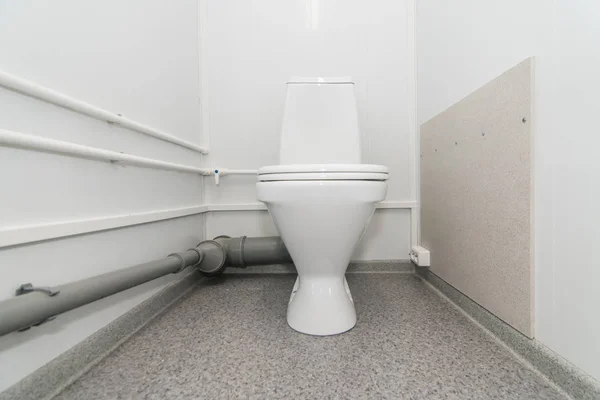 明るい公衆トイレの写真 — ストック写真