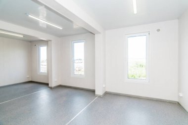 Parlak Aydınlatmalı açık beyaz boş ofis odası