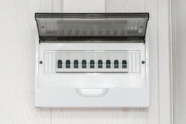 Beyaz duvarda beyaz plastik elektrik koruma