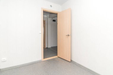 Parlak Aydınlatmalı açık beyaz boş ofis odası