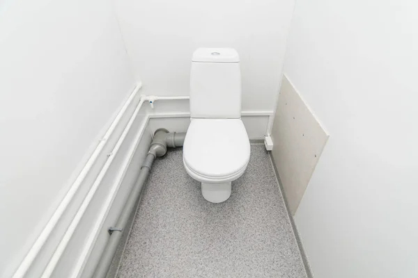 Kuva valoisa julkinen wc huone — kuvapankkivalokuva