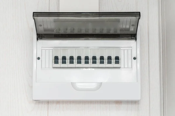 Guarda elétrica de plástico branco em uma parede branca — Fotografia de Stock