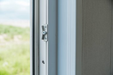 Kurulan yeni beyaz pencere eşik kapalı