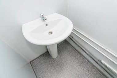 Banyoda vinç ile beyaz temiz lavabo