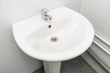 Banyoda vinç ile beyaz temiz lavabo