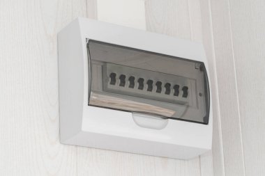Beyaz duvarda beyaz plastik elektrik koruma