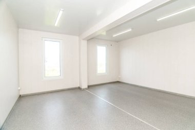 Parlak Aydınlatmalı açık beyaz boş ofis odası