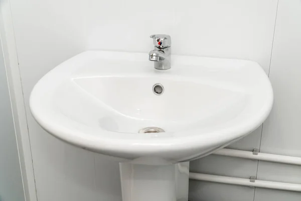 Banyoda vinç ile beyaz temiz lavabo — Stok fotoğraf