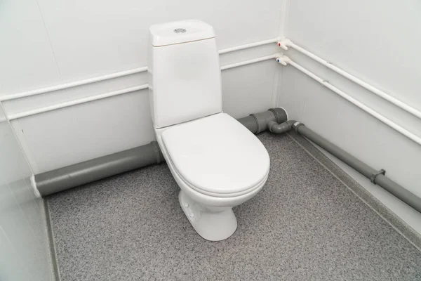 Foto av den ljusa offentliga toalettrummet — Stockfoto
