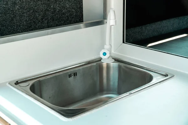 Imagen de la cocina en una casa móvil con lavabo —  Fotos de Stock