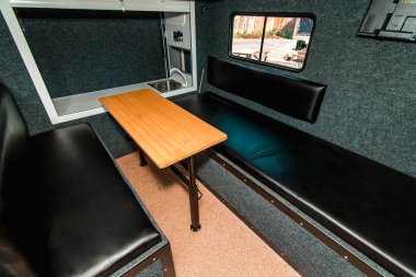 Masa, deri sandalye ile küçük bir oda fotoğrafı