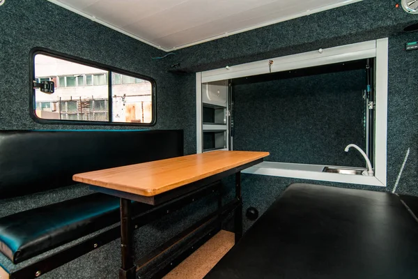 Foto av ett litet rum med bord, läderfåtöljer — Stockfoto