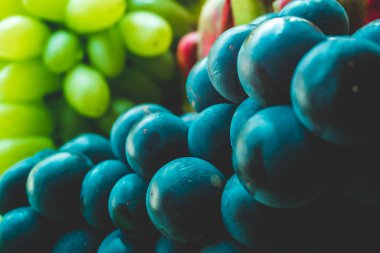 Olgun tropikal meyve ve çilek yakın çekim fotoğrafı