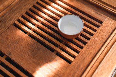 Ahşap bambu masada Çin çay servisi