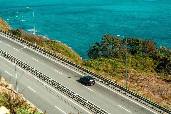 Geçen arabalar ile deniz yolu