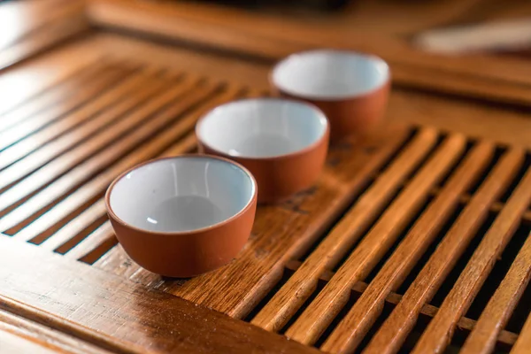 Servicio de té chino en una mesa de bambú de madera —  Fotos de Stock