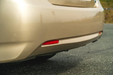 Altın renkli bir arabanın arkası.