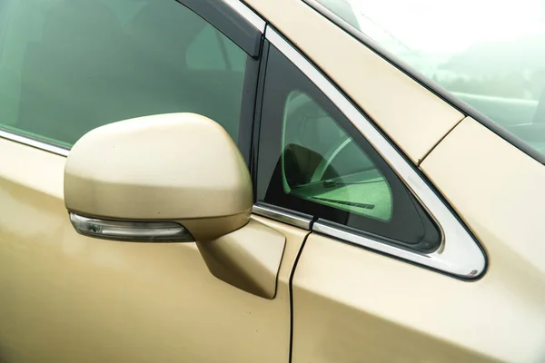 Photo of rear-view side mirror on a gold-coloured car — Stock Photo, Image