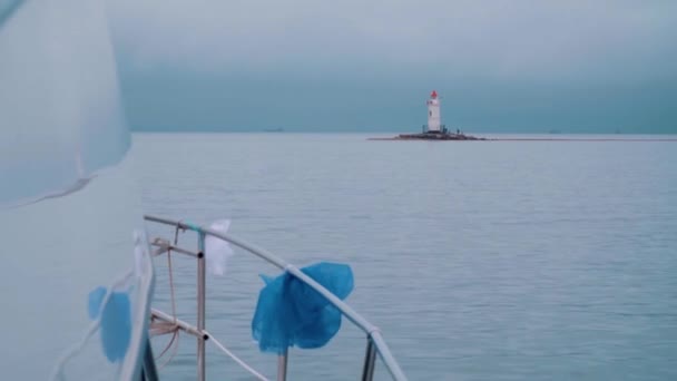 Jacht Segelt Mit Wellen Zum Alten Leuchtturm Horizont — Stockvideo