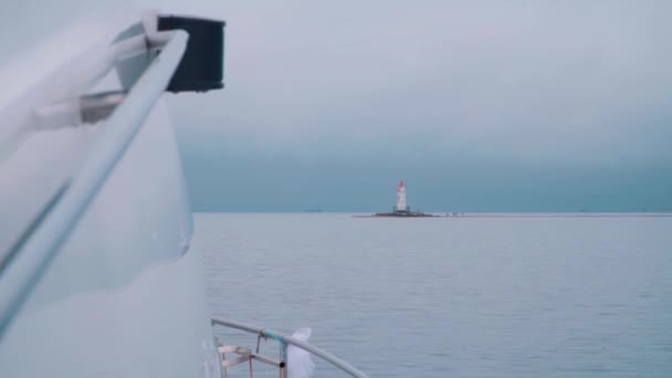 Jacht Segelt Mit Wellen Zum Alten Leuchtturm Horizont — Stockvideo