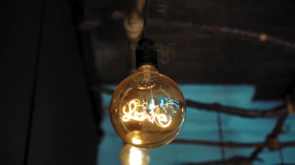 Stor Rund Dekorativ Lampa Med Glödtråd Form Inskriptionskärlek — Stockvideo